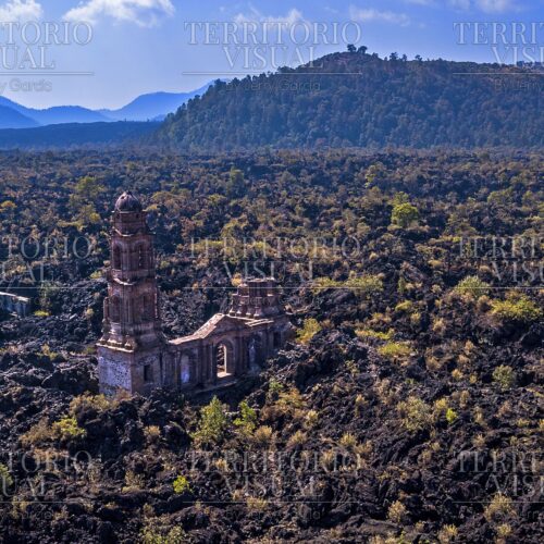 Fe entre Lava – Iglesia de San Juan Parangaricutiro, Michoacán