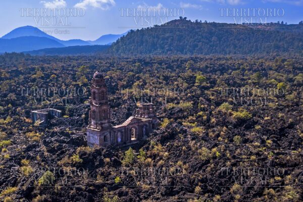 Fe entre Lava – Iglesia de San Juan Parangaricutiro, Michoacán